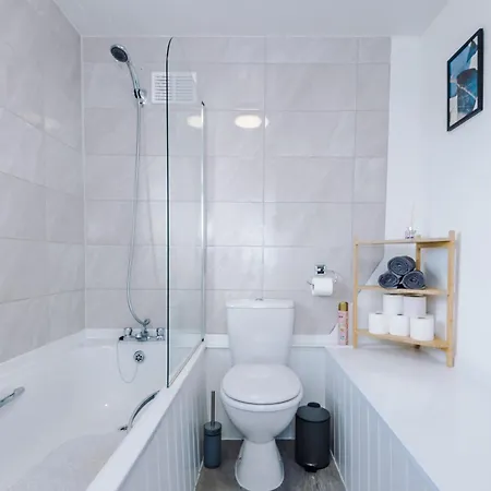 Great House In Greater By 53 Degrees Property, Ideal For Workers, 3 Bed With Parking! Nyaraló