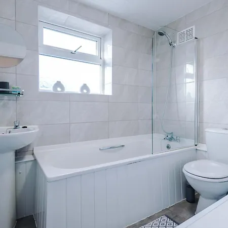 Nyaraló Great House In Greater By 53 Degrees Property, Ideal For Workers, 3 Bed With Parking!