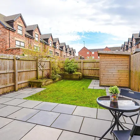 4 Bed House-2 Parking Spaces-vibrant Location