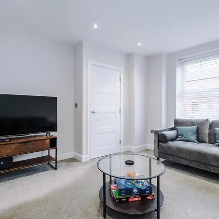 Holiday home 4 Bed House-2 Parking Spaces-vibrant Location Manchester