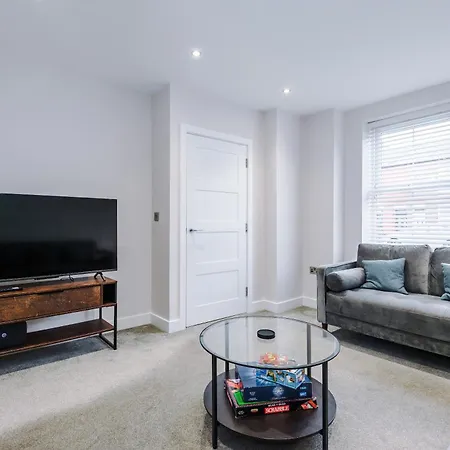 Holiday home 4 Bed House-2 Parking Spaces-vibrant Location Manchester