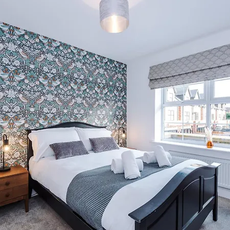 4 Bed House-2 Parking Spaces-vibrant Location Manchester