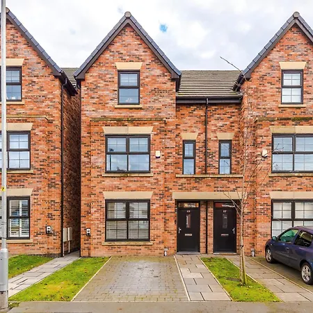 Holiday home 4 Bed House-2 Parking Spaces-vibrant Location