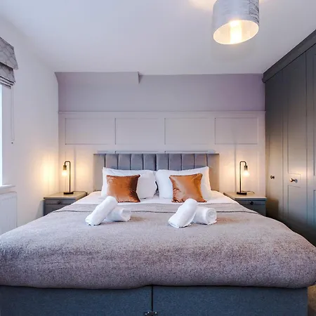 Holiday home 4 Bed House-2 Parking Spaces-vibrant Location