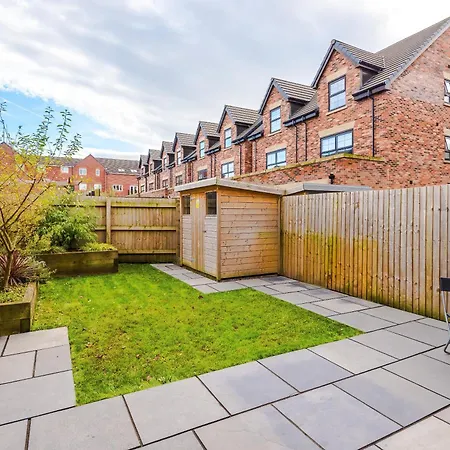 4 Bed House-2 Parking Spaces-vibrant Location Holiday home *