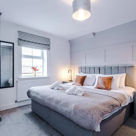 4 Bed House-2 Parking Spaces-vibrant Location Vakantiehuis Manchester