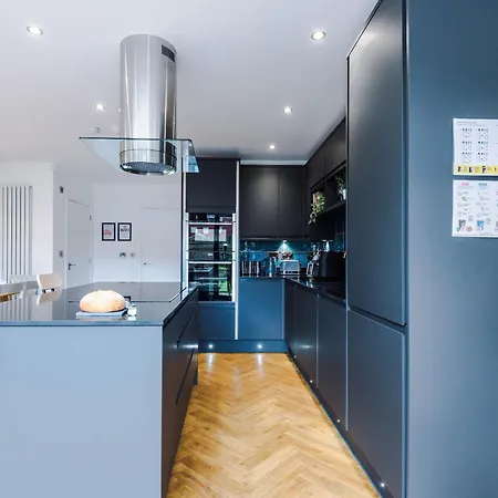 4 Bed House-2 Parking Spaces-vibrant Location Manchester