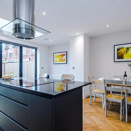 4 Bed House-2 Parking Spaces-vibrant Location * Manchester