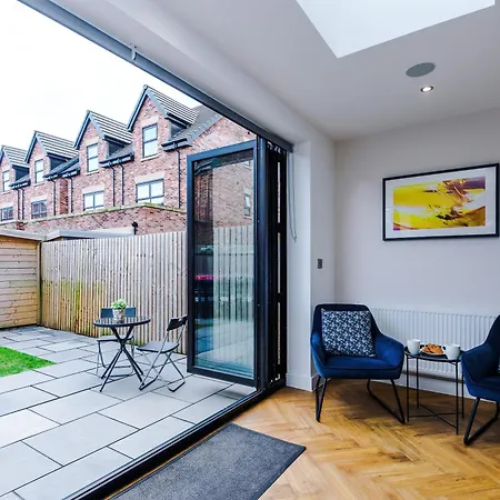 4 Bed House-2 Parking Spaces-vibrant Location Manchester