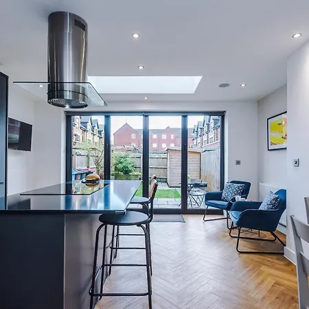 4 Bed House-2 Parking Spaces-vibrant Location * Manchester