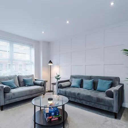 4 Bed House-2 Parking Spaces-vibrant Location Hébergement de vacances *