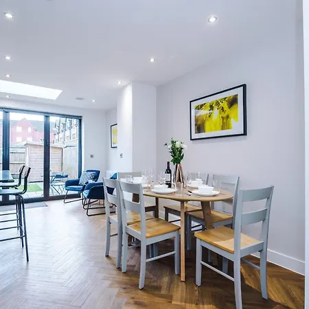 4 Bed House-2 Parking Spaces-vibrant Location Manchester