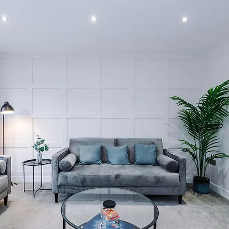 4 Bed House-2 Parking Spaces-vibrant Location