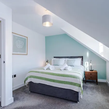 Hébergement de vacances 4 Bed House-2 Parking Spaces-vibrant Location