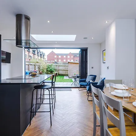 4 Bed House-2 Parking Spaces-vibrant Location Holiday home *