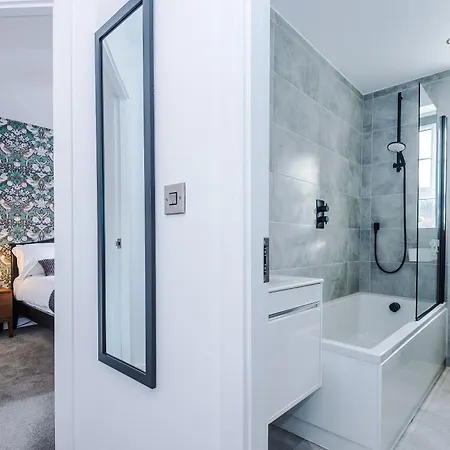 4 Bed House-2 Parking Spaces-vibrant Location