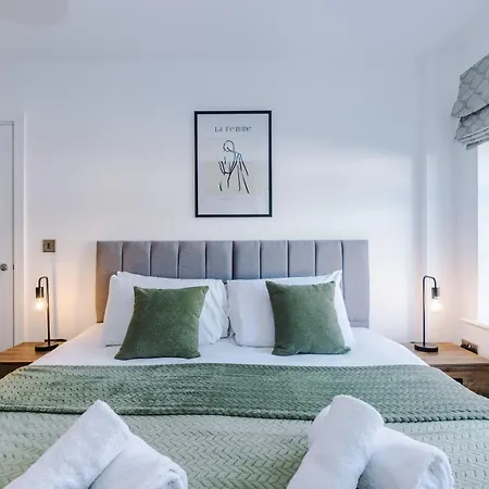 4 Bed House-2 Parking Spaces-vibrant Location Holiday home