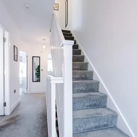 4 Bed House-2 Parking Spaces-vibrant Location Holiday home *