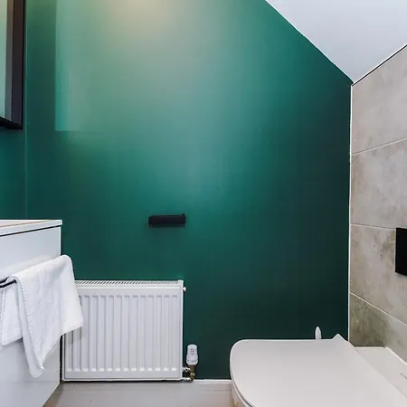 4 Bed House-2 Parking Spaces-vibrant Location * Manchester