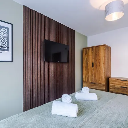 4 Bed House-2 Parking Spaces-vibrant Location