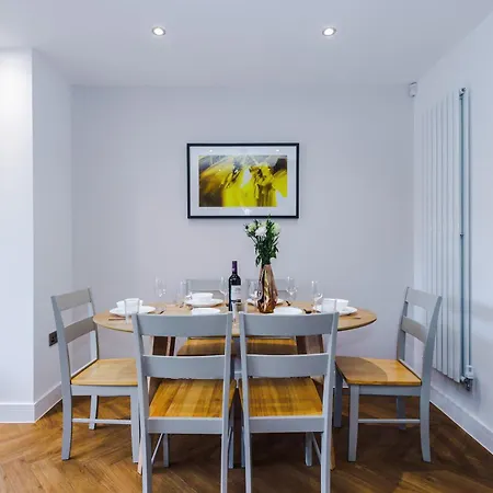 Holiday home 4 Bed House-2 Parking Spaces-vibrant Location