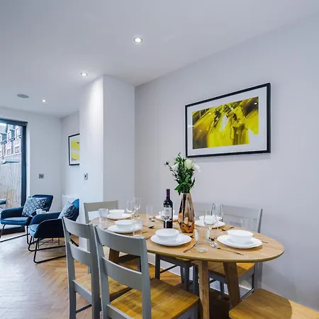 4 Bed House-2 Parking Spaces-vibrant Location Hébergement de vacances *