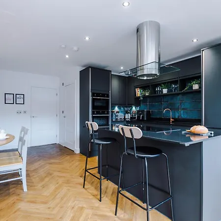 4 Bed House-2 Parking Spaces-vibrant Location * Manchester