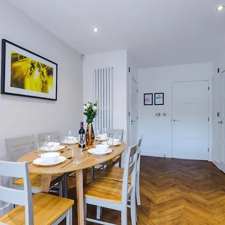 Hébergement de vacances 4 Bed House-2 Parking Spaces-vibrant Location