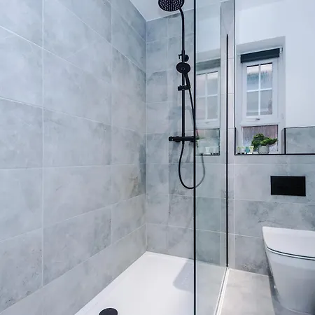 4 Bed House-2 Parking Spaces-vibrant Location Vakantiehuis *