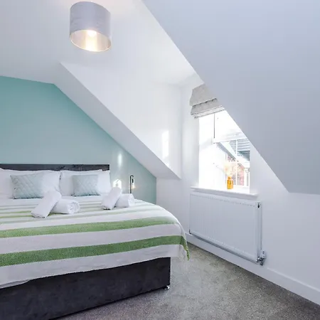 Vakantiehuis 4 Bed House-2 Parking Spaces-vibrant Location *