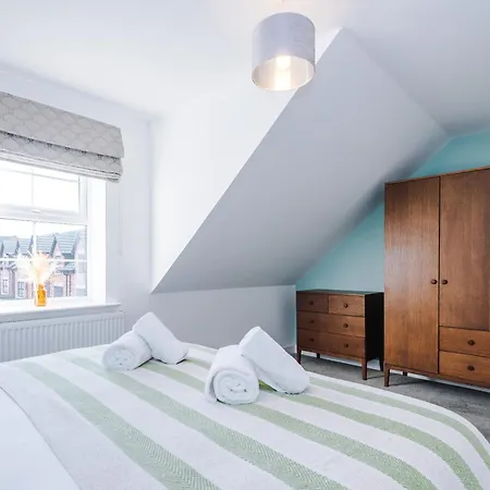 4 Bed House-2 Parking Spaces-vibrant Location Hébergement de vacances Manchester