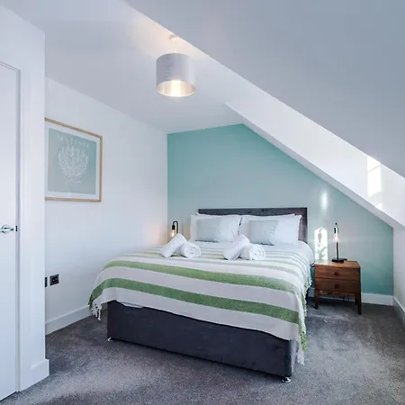4 Bed House-2 Parking Spaces-vibrant Location Holiday home *