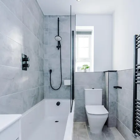 4 Bed House-2 Parking Spaces-vibrant Location