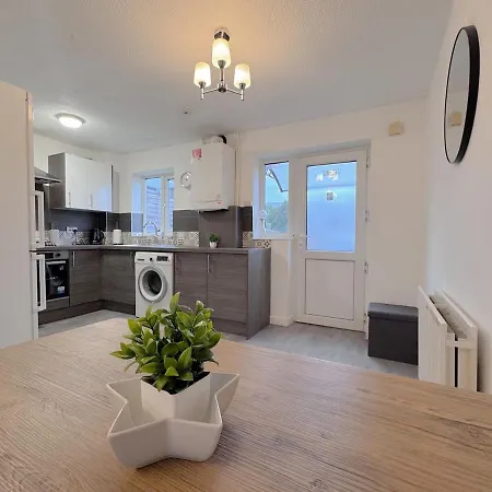 Cozy 2 Bed - Free Parking, Great Location By Vista Short Lets Casa de Férias Manchester