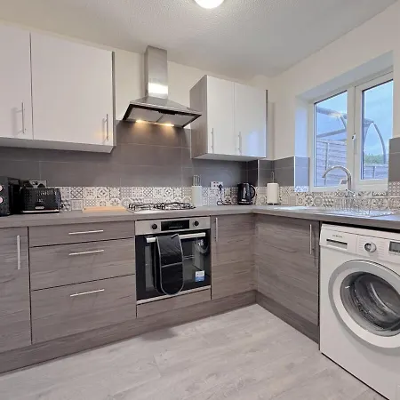 Cozy 2 Bed - Free Parking, Great Location By Vista Short Lets Casa de Férias *