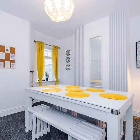 Games Room, Free Parking, Fully Stocked, Sleeps 8 Apartment