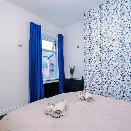 Games Room, Free Parking, Fully Stocked, Sleeps 8 Apartment *
