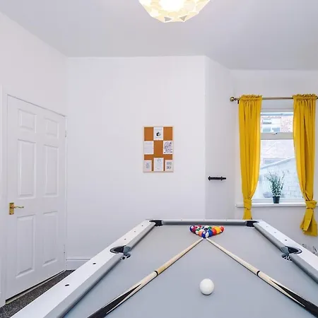 Games Room, Free Parking, Fully Stocked, Sleeps 8 Apartment *