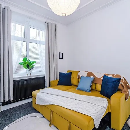 Games Room, Free Parking, Fully Stocked, Sleeps 8 * Manchester