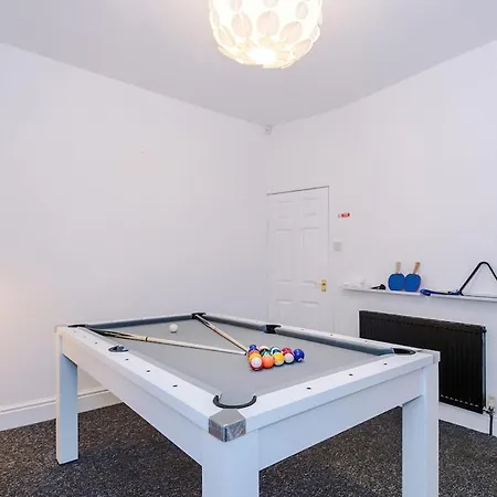 Games Room, Free Parking, Fully Stocked, Sleeps 8 Apartment Manchester