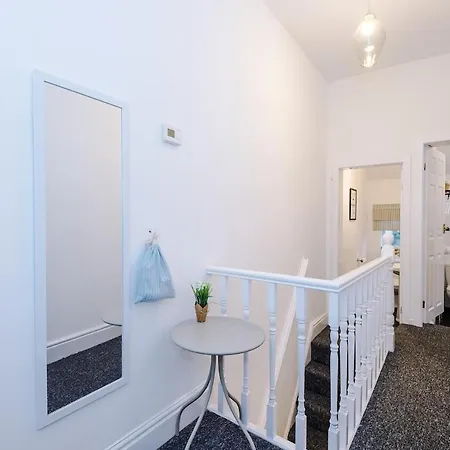 Games Room, Free Parking, Fully Stocked, Sleeps 8 Apartment *
