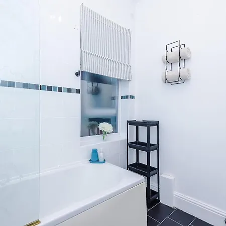 Apartment Games Room, Free Parking, Fully Stocked, Sleeps 8 Manchester