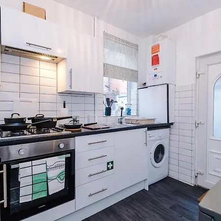 Games Room, Free Parking, Fully Stocked, Sleeps 8 Apartment *