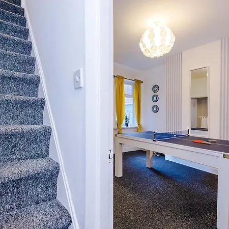 Games Room, Free Parking, Fully Stocked, Sleeps 8 *