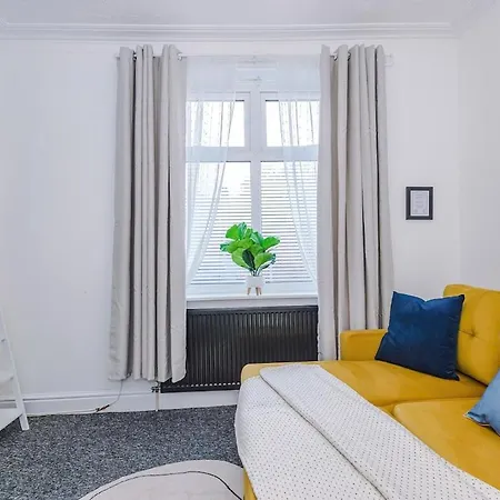 Games Room, Free Parking, Fully Stocked, Sleeps 8 Apartment Manchester