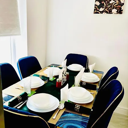 Modern 3 Bedroom Flat Near & Hulme Park Apartment