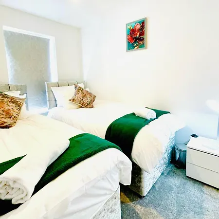 Modern 3 Bedroom Flat Near & Hulme Park *