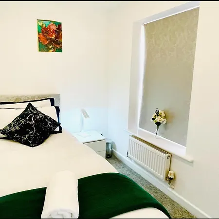 Modern 3 Bedroom Flat Near & Hulme Park Apartment