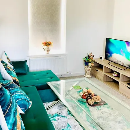 Apartment Modern 3 Bedroom Flat Near & Hulme Park *