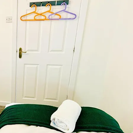 Modern 3 Bedroom Flat Near & Hulme Park Apartment